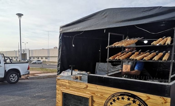 HOY / Roban cables de un puesto de chipa en la Costanera
