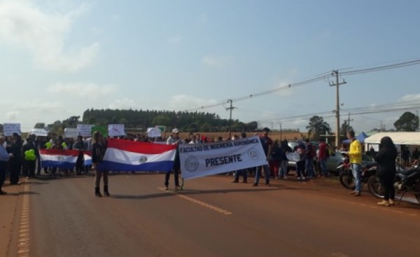 Estudiantes de la UNE cierran Ruta PY 02 contra recorte presupuestario