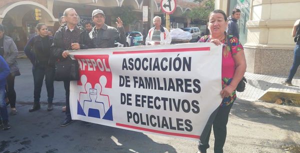 Madres y esposas de policías piden destitución de Villamayor