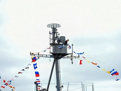 Mario Abdo presidió ceremonia en la Armada  y fue al carajo