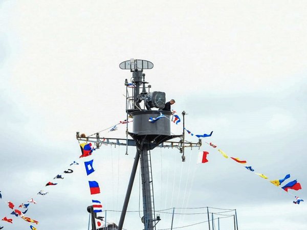 Mario Abdo presidió ceremonia en la Armada y fue al carajo