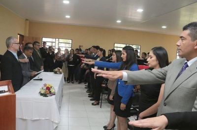 Ministro de la Corte tomó juramento a 30 abogados