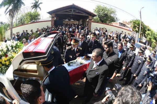 Dieron el último adiós al comisario Félix Ferrari - ADN Paraguayo