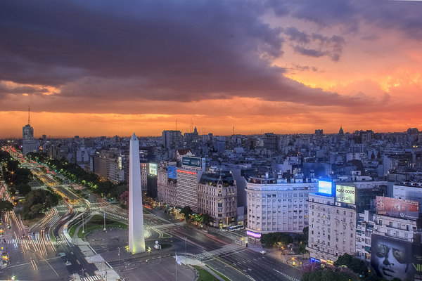 Moody’s dice que la economía Argentina seguirá cayendo por el riesgo político
