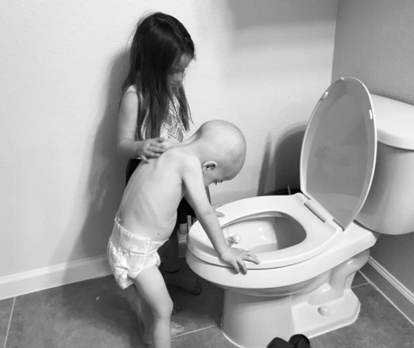 La fuerte imagen de un niño con cáncer y su hermana que conmovió a los internautas.