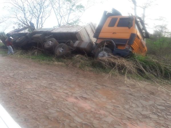 Camión con 32.000 kilos de cal agrícola volcó en Pedro Juan - Nacionales - ABC Color