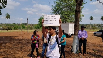 HOY / Estudiante alzó cartel pidiendo mejor educación: guardia de Abdo destrozó el mensaje