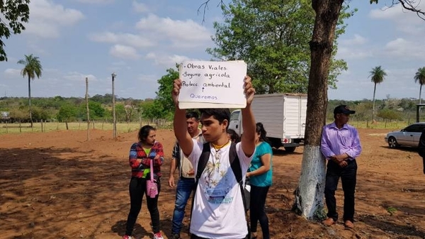 HOY / Estudiante alzó cartel pidiendo mejor educación: guardia de Abdo destrozó el mensaje