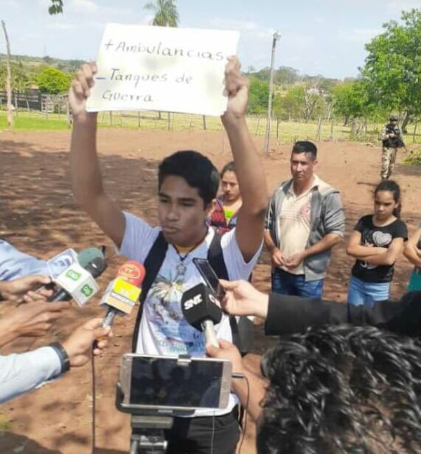 Guardia de Mario Abdo rompe carteles de joven manifestante » Ñanduti