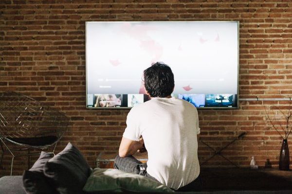 La TV nacional, una pantalla que solo vende lo grotesco y vulgar - Periodismo Joven - ABC Color