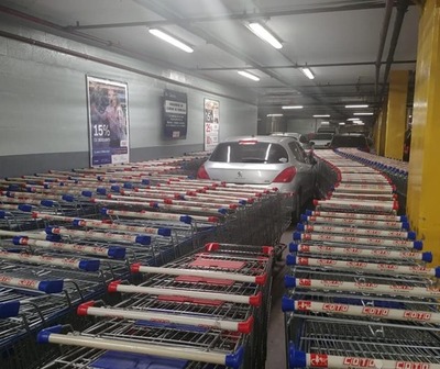 Estacionó su auto en un lugar prohibido y le dieron una lección inédita.