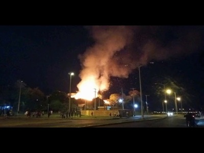 FUEGO ARRASA CON UNA VIVIENDA EN B° PACU CUÁ