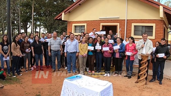 SAN COSME: INAUGURAN OBRAS Y ENTREGAN APORTES A BECARIOS