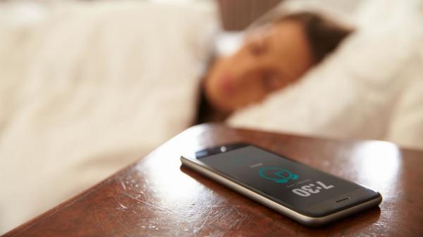 Te sorprenderá los daños que ocasiona dormir con el celular al lado