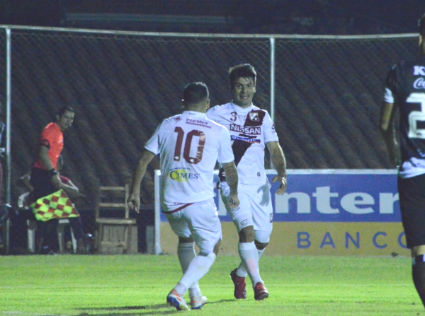 En la última jugada del lance, River Plate supera a Santaní