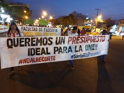 Alto Paraná: Estudiantes y docentes de la UNE cierran rutas
