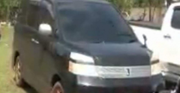 Caen sospechosos con camioneta y dineral encima