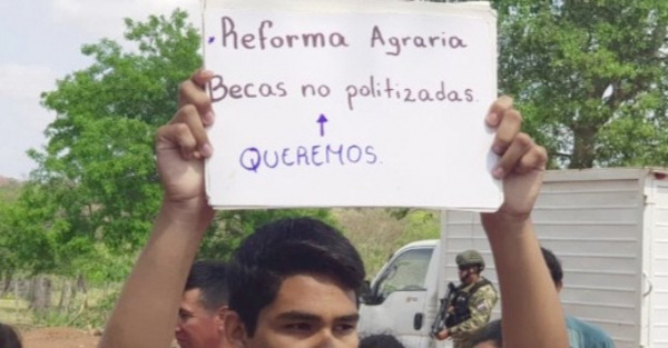 Estudiante oñemanifesta y le rompieron su cartel