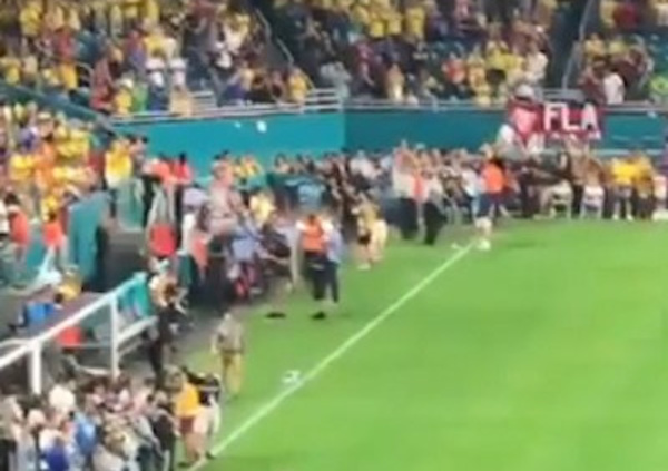 “Paraguaya” entonó el himno yanqui en juego entre Brasil y Colombia