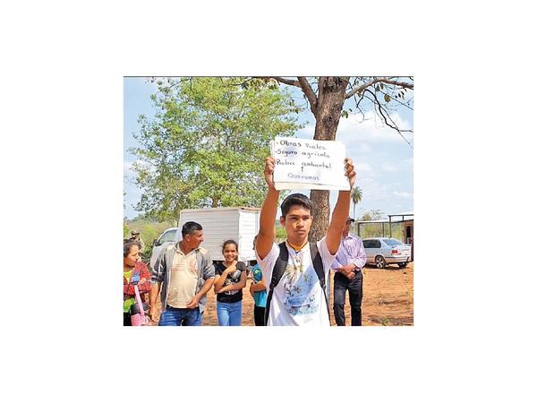 Militar arranca cartel a un estudiante