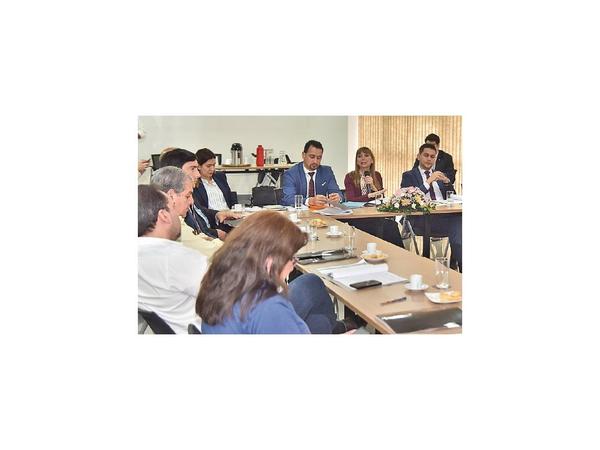 Bacigalupo recibe respaldo de sindicatos y empresarios