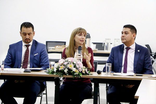 Ministra niega irregularidades, pero el Ejecutivo la desmiente