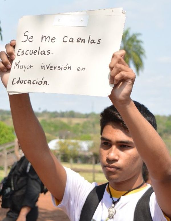 REP destruye cartel de un joven manifestante - Política - ABC Color