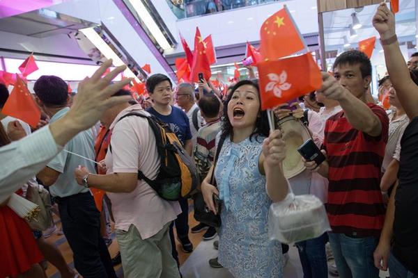 Hong Kong vive escenas tensas por enfrentamientos entre manifestantes | .::Agencia IP::.