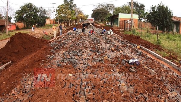 CONSTRUYEN OTRAS 14 CUADRAS DE EMPEDRADO EN MA. AUXILIADORA