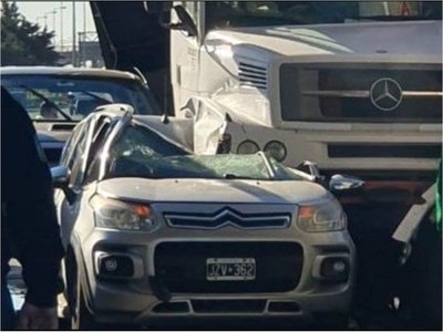 Joven se salva milagrosamente de morir aplastada por un camión