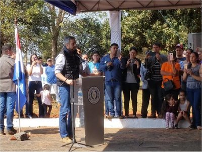 Mario Abdo lanza un guiño a Cartes durante inauguración de ruta en Canindeyú