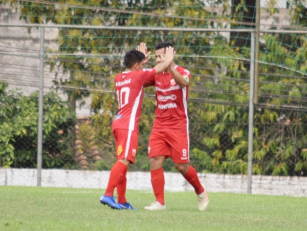 Fernando de la Mora triunfa y sigue en carrera