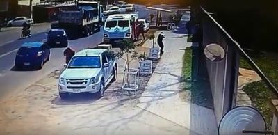 Cámara captó atraco a guardias de camión blindado  - Nacionales - ABC Color