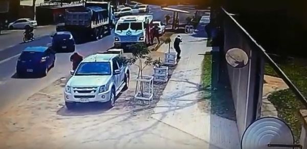 Cámara captó atraco a guardias de camión blindado  - Nacionales - ABC Color