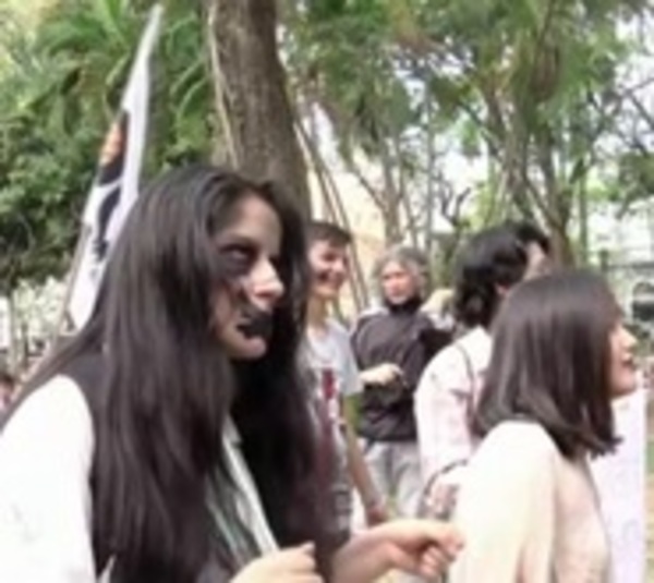 Universitarios se disfrazan de zombies para evidenciar fallas - Paraguay.com