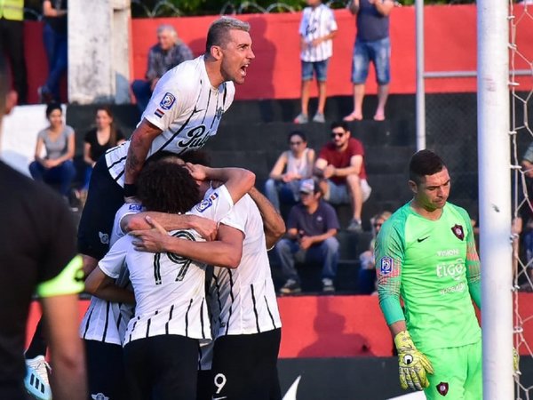 Libertad derrota a Cerro Porteño y toma la punta