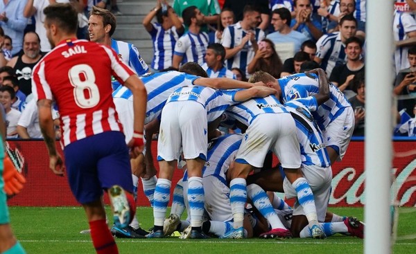 Atlético de Madrid cae, pero sigue puntero