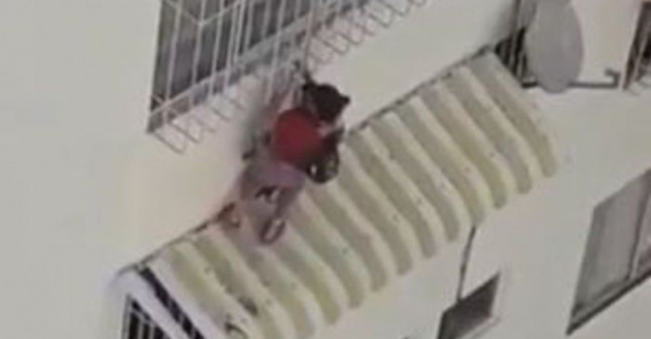 Joven salva a niña de caer desde 12 pisos