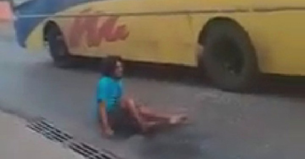 Atacó a piedrazos a varios vehículos
