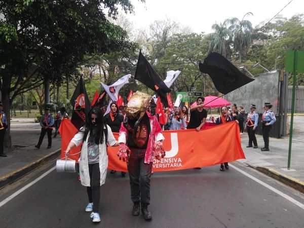 Universitarios realizaron protesta “Zombie Walk por la educación”