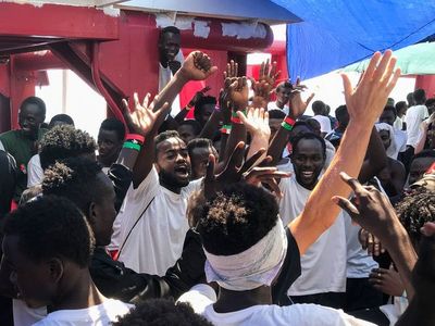 Nuevo gobierno de Italia autoriza el desembarco de migrantes del “OV”