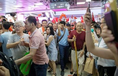 Turbas del régimen comunista chino atacan a demócratas en Hong Kong - Internacionales - ABC Color