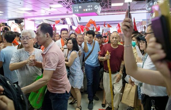 Turbas del régimen comunista chino atacan a demócratas en Hong Kong - Internacionales - ABC Color