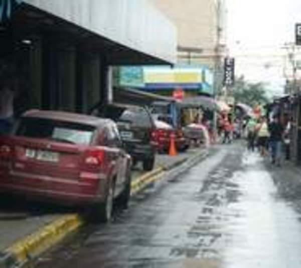 Estacionó mal y los empleados le dieron una lección - Paraguay.com