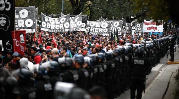 La protesta social crece en una Argentina marcada por la crisis » Ñanduti