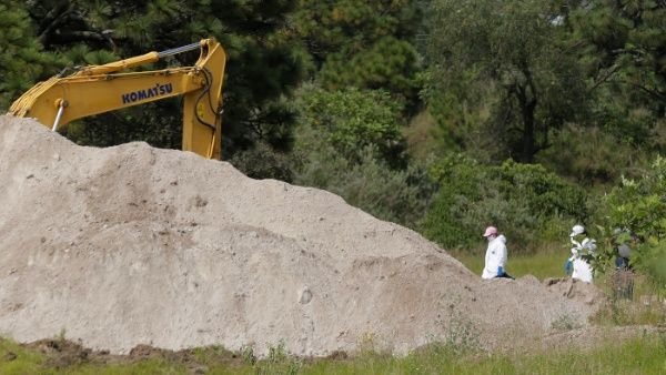 Suman 44 cuerpos exhumados de fosa clandestina en México