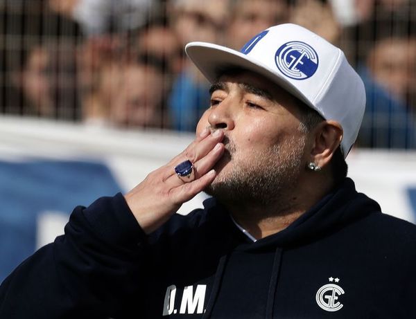 Maradona debuta al frente de Gimnasia y Esgrima La Plata - Fútbol - ABC Color