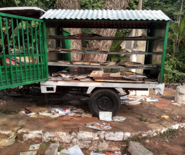 HOY / Inadaptados destrozan innovadora biblioteca callejera