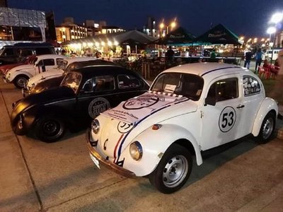 Encuentro y exposición de vehículos antiguos en Encarnación