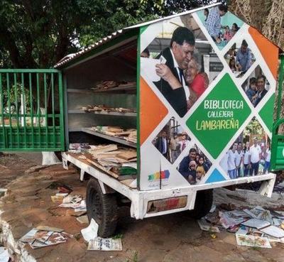 Inadaptados destruyen biblioteca callejera en Lambaré - ADN Paraguayo